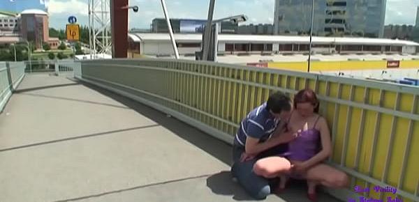  Gli piace fare sesso in pubblico e qui sono sul ponte di un autostrada